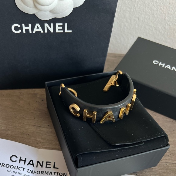 authentic Chanel leather strap bracelet - Picture 2 of 10